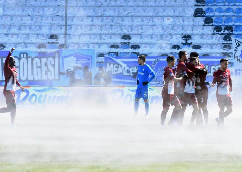 Erzurumspor - Hatayspor maçında ilginç görüntü -7 derecede alttan ısınma açılınca...