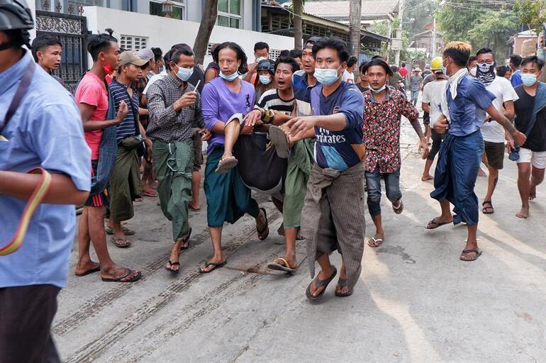 Myanmar'da darbecilerden protestoculara 'ölümcül güç' kullanma tehdidi!