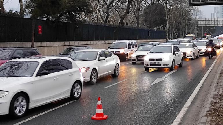 Maslakta kaza Trafik kilitlendi