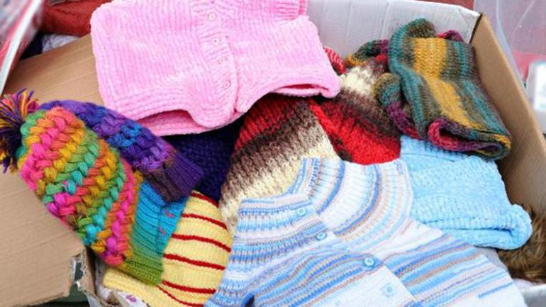 Kadınlar, yurtta kalan çocuklar için yüzlerce yelek ve patik ördü