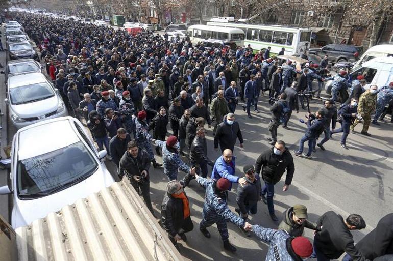 Ermenistanda olaylar durulmuyor Bu aşamaya nasıl gelindi, şimdi neler olacak 7 SORU 7 YANIT