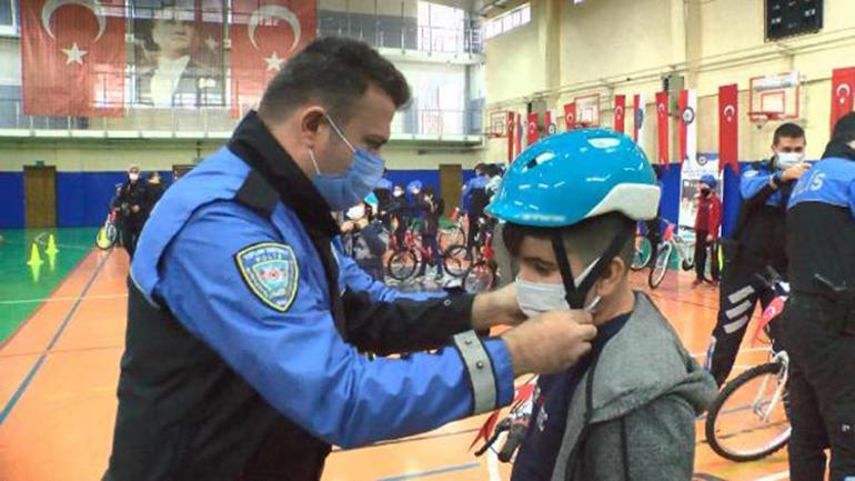 Esenyurtta Emniyet Müdürü Aktaşın katılımıyla çocuklara bisiklet dağıtıldı