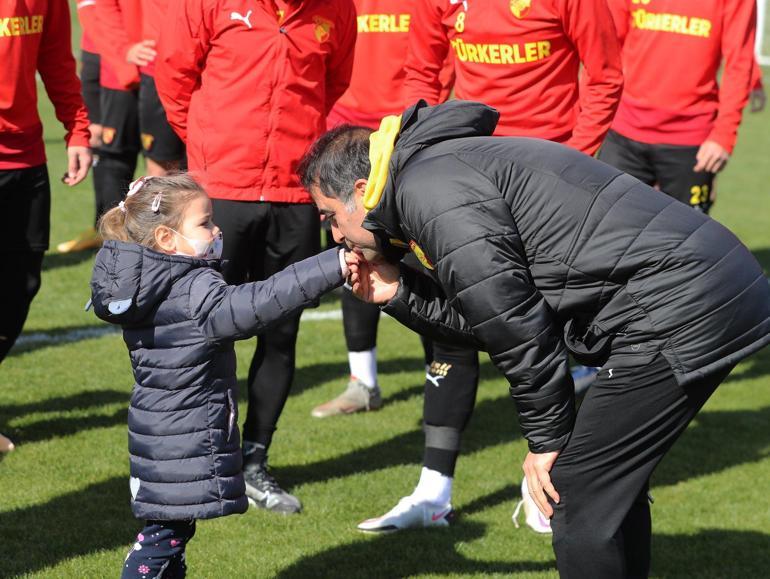 İzmir depreminin simgesi Ayda Gezgin, Göztepe antrenmanında!