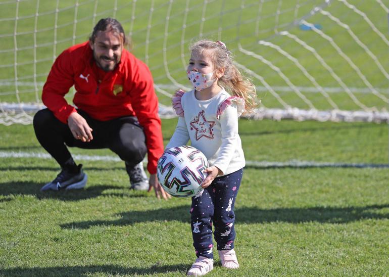 İzmir depreminin simgesi Ayda Gezgin, Göztepe antrenmanında!