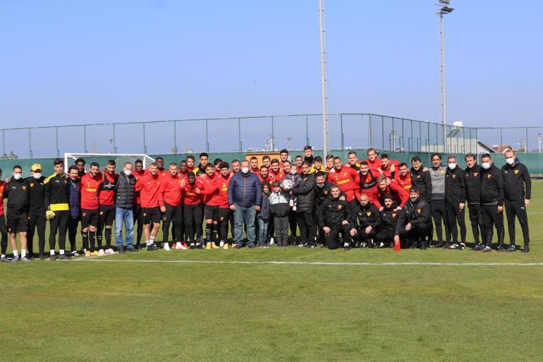 İzmir depreminin simgesi Ayda Gezgin, Göztepe antrenmanında!