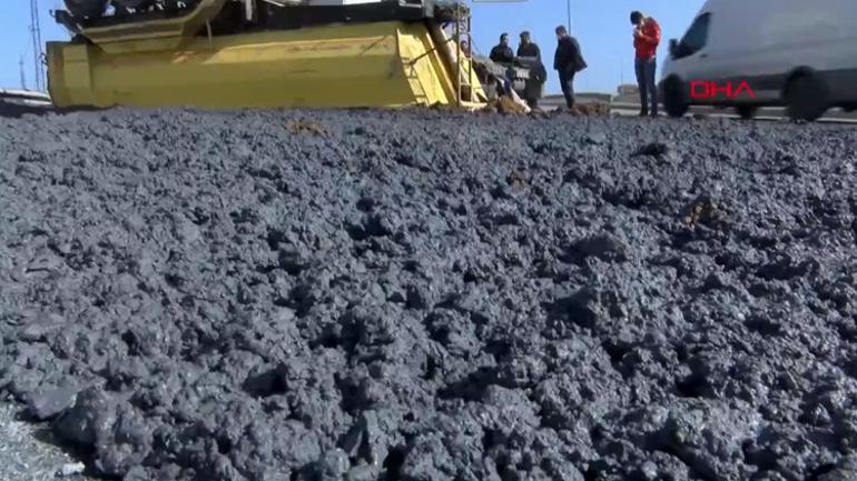 Başakşehirde hafriyat kamyonunun dorsesi devrildi Tonlarcası yola döküldü