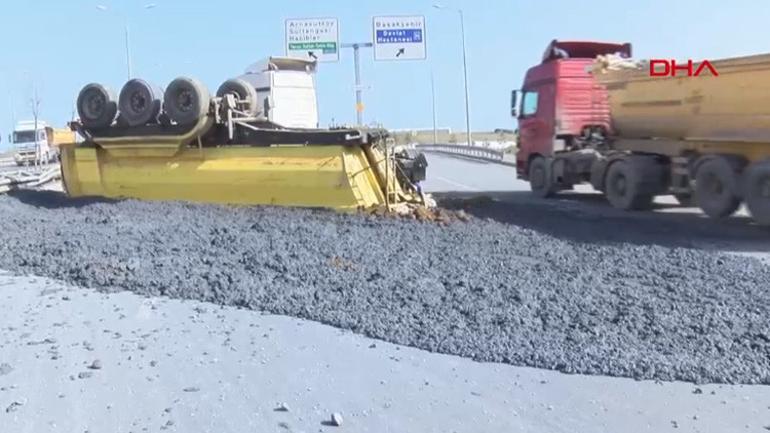Başakşehirde hafriyat kamyonunun dorsesi devrildi Tonlarcası yola döküldü