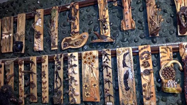 Atıkları sanat eserine dönüştürüp, evinde sergiliyor