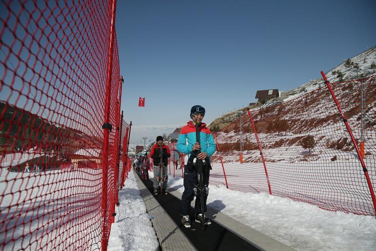 Kar kalınlığı 1 metreyi aştı... Kısıtlamadan muaf olan turistler akın etti!