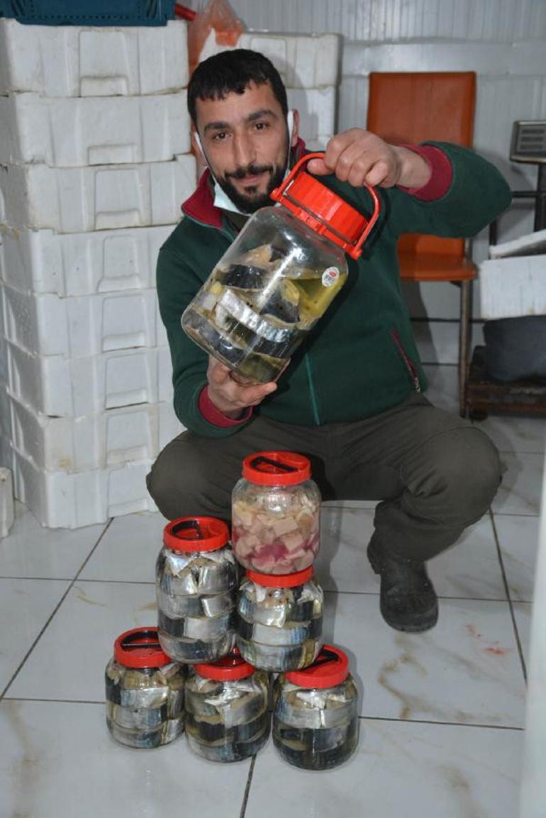 Kavanozu 350 liradan satılan lakerdaya yoğun talep