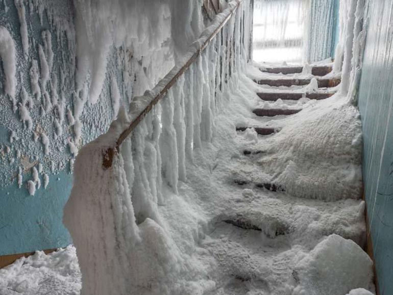 The air temperature dropped to minus 50ºC, they all fled.  Amazing pictures ...