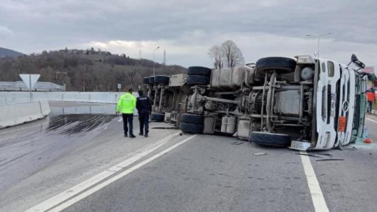 Zift yüklü tanker devrildi Yol ulaşıma kapandı