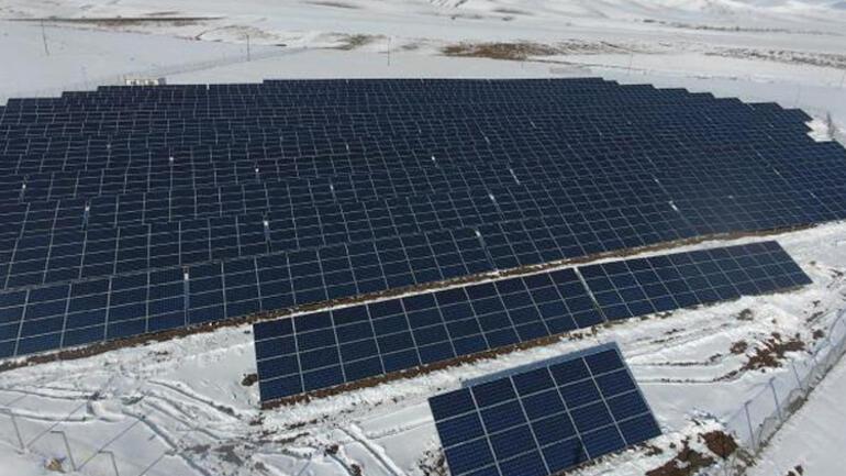 Karla kaplı araziye güneş enerji sistemi kuruldu