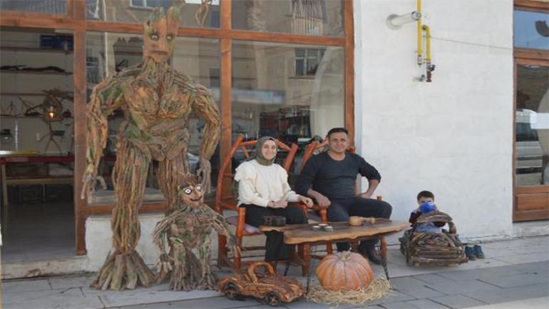 Topladığı ağaç köklerini sanat eserine dönüştürüyor