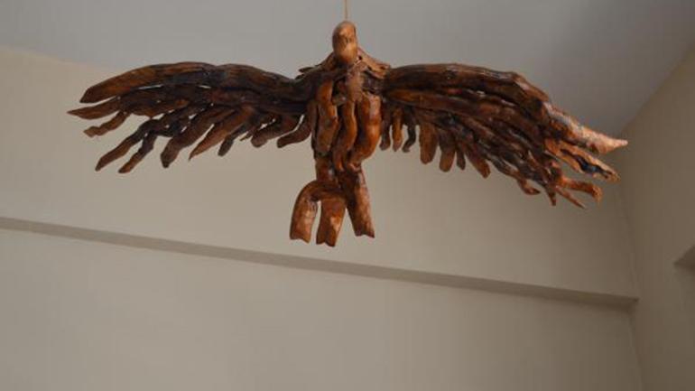 Topladığı ağaç köklerini sanat eserine dönüştürüyor