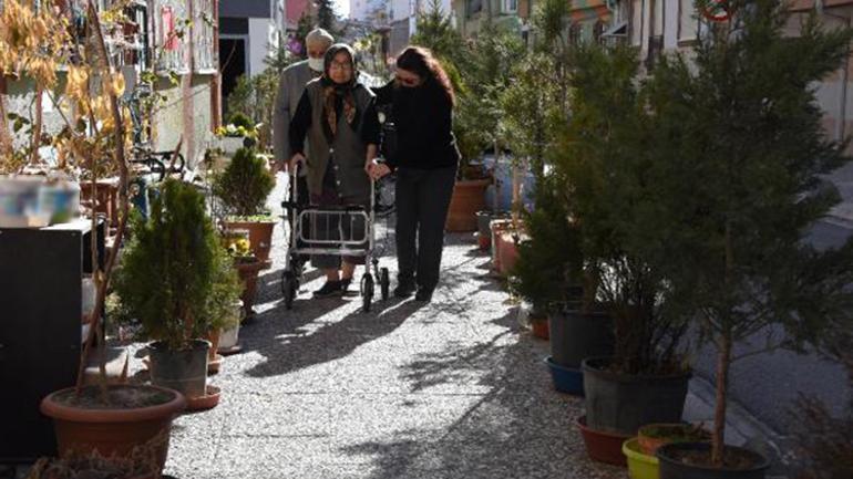 Felç geçiren eşi için sokağı çiçek bahçesine çevirdi