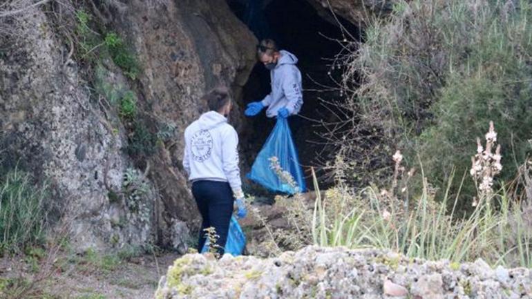 Alanyada kamp yapan ABDli bisikletlilerden sahil temizliği