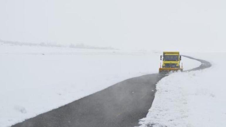 Ağrı’da, kardan kapanan 102 köy yolu açıldı