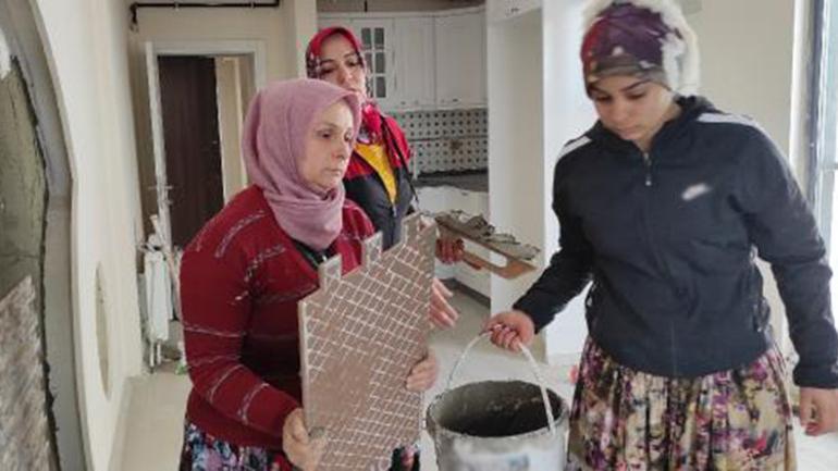 4 kadın inşaatlarda çalışıp, seramik kaplıyor