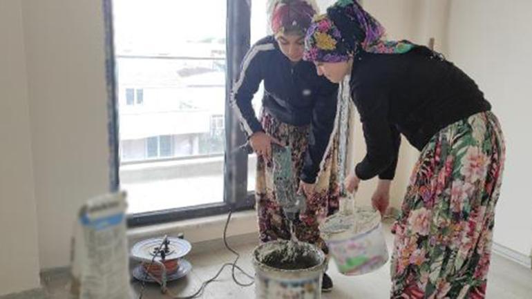 4 kadın inşaatlarda çalışıp, seramik kaplıyor