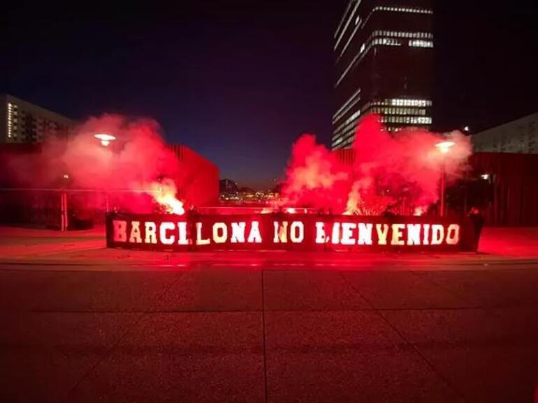 Paris'te Barcelona maçı öncesi tepki çeken Shakira pankartı