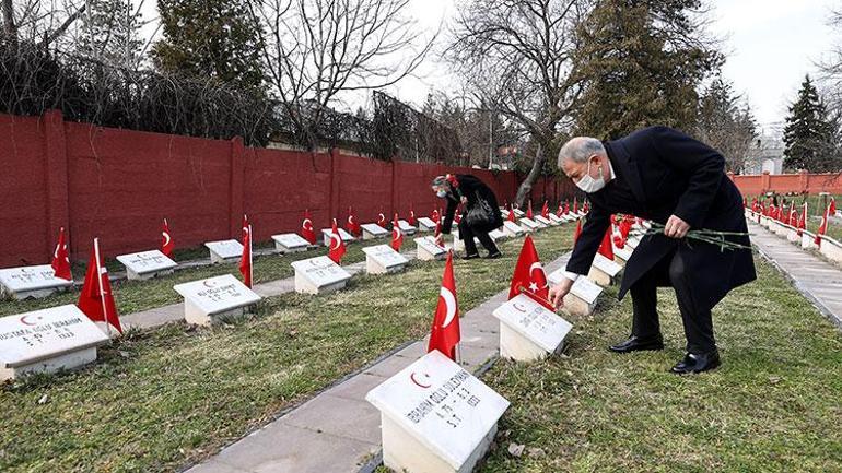 Bakan Akar'dan Bükreş Türk Şehitliği'ne ziyaret