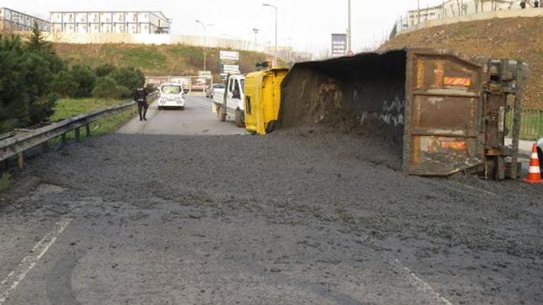 Ümraniyede kamyon devrildi Metrelerce trafik oluştu