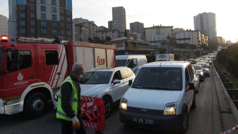 Ümraniyede kamyon devrildi Metrelerce trafik oluştu