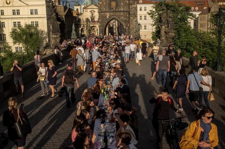 Çekya'da neler oldu? Koronaya veda partisinden, korona partisine!