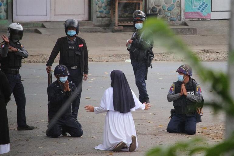 Dünyanın konuştuğu fotoğraf: Rahibe diz çöküp polislere böyle yalvardı!
