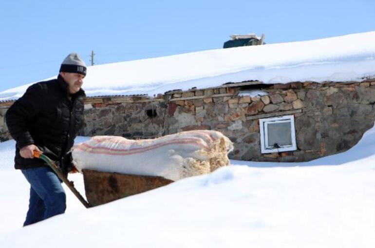 Evler kara gömüldü, buz sarkıtları 3 metre oldu