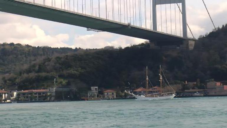 Tarihi yat İstanbul Boğazından geçti