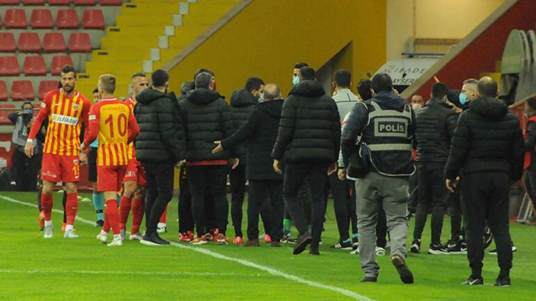 Kayserispor-Galatasaray maçında saha kenarı karıştı! Fatih Terim hakemle konuştu, karar değişti