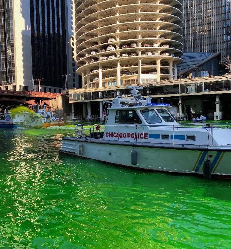ABD’de Chicago Nehrinin rengi yeşile döndürüldü