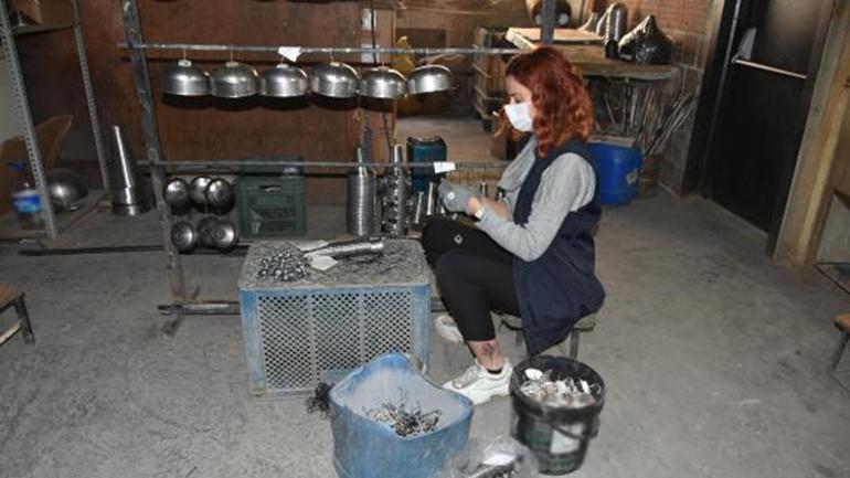 Sosyoloji mezunu Berna, babasının metal atölyesinde avize üretiyor