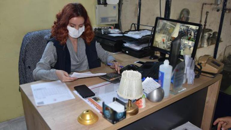 Sosyoloji mezunu Berna, babasının metal atölyesinde avize üretiyor