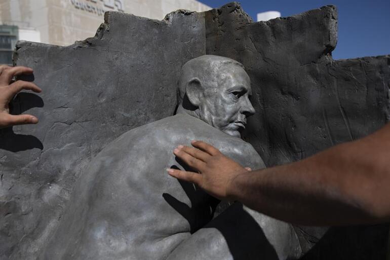 Görenler şoke oldu: İsrailde Netanyahuya çıplak heykel şoku