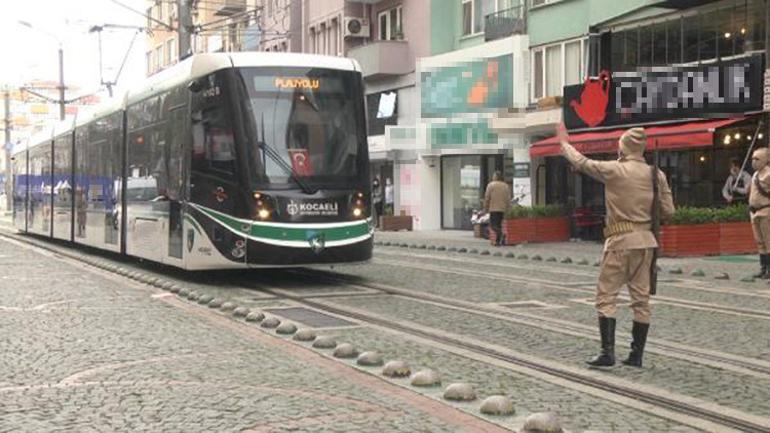 Çanakkale şehitleri için tramvayda saygı duruşu