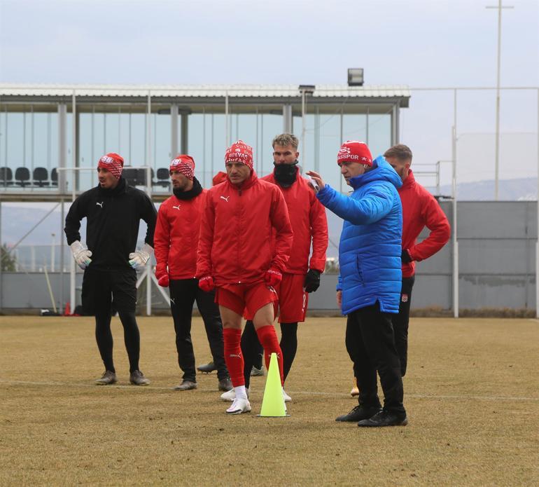 Rıza Çalımbay: "Göztepe maçını mutlaka kazanmalıyız, final olarak görüyoruz..."