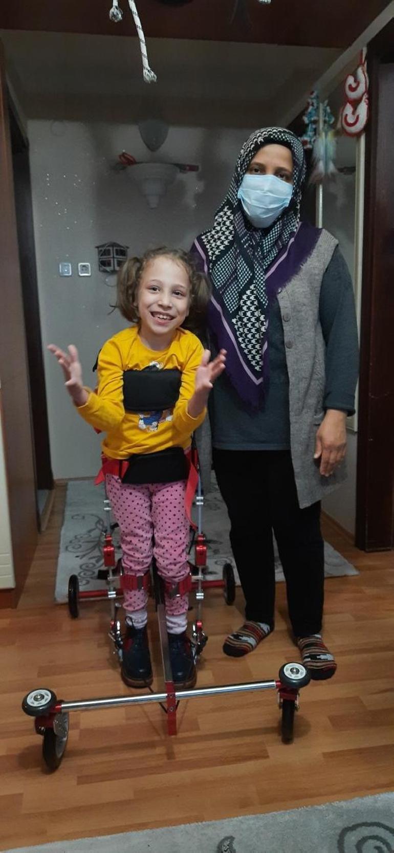 8 yaşındaki Mirayın ilk adım mutluluğu