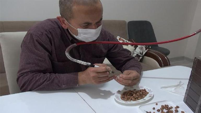 Çanakkaleden getirdiği zeytin çekirdeklerinden Onbeşliler Diyarında tespih yapıyor