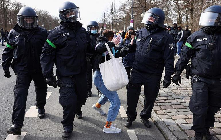 Avrupa'da 3'üncü dalga krizi büyüyor: On binler sokağa döküldü