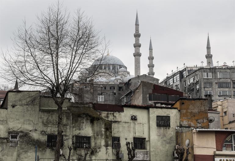 Gündüzleri adım atacak yer yok, geceleri bambaşka! Burada 15 kişi ikamet ediyor