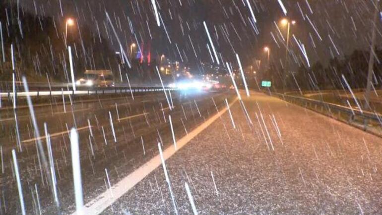 Son dakika... İstanbulda yoğun kar yağışı Bir anda bastırdı