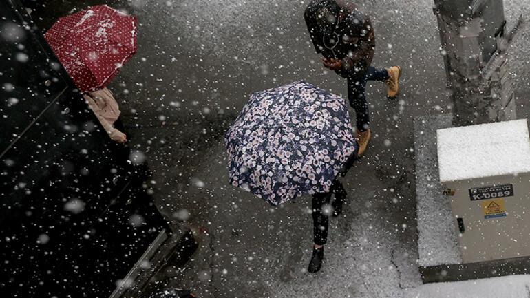 Son dakika... İstanbulda yoğun kar yağışı Bir anda bastırdı