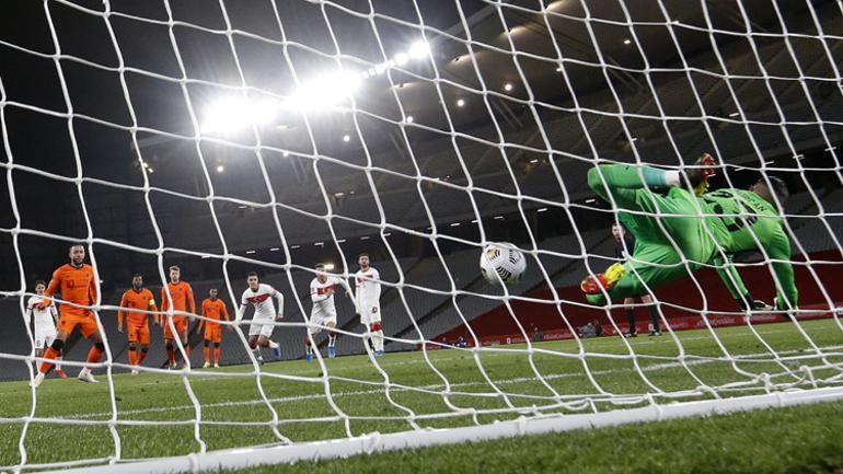 Türkiye - Hollanda maçına damga vuran an! Penaltı atışında Uğurcan Çakır'a seslendi ve...