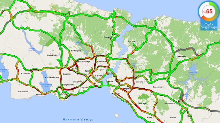 İstanbulda kar bir anda bastırdı, araçlar yolda kaldı