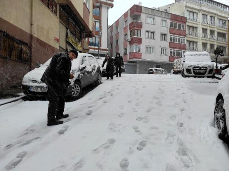 İstanbulda kar bir anda bastırdı, araçlar yolda kaldı