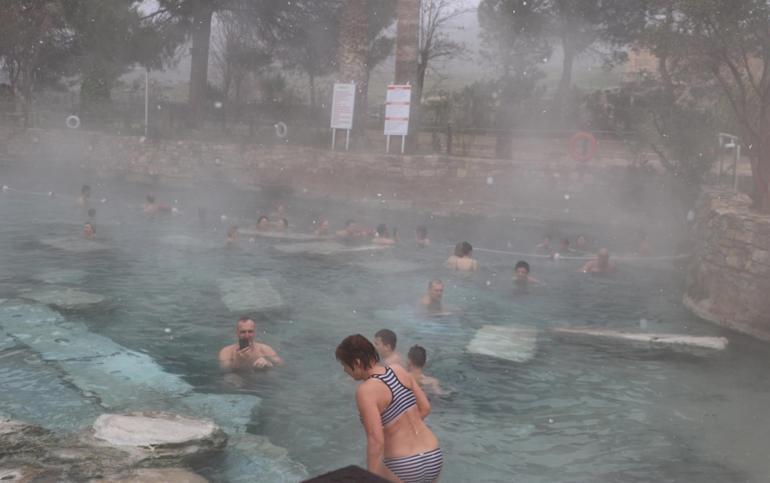 Kar eğlencelerine engel olamadı! Hava 2, su 36 derece...