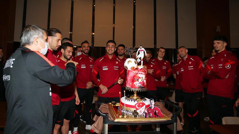 Ozan Kabak'ın doğum günü milli takım kampında kutlandı